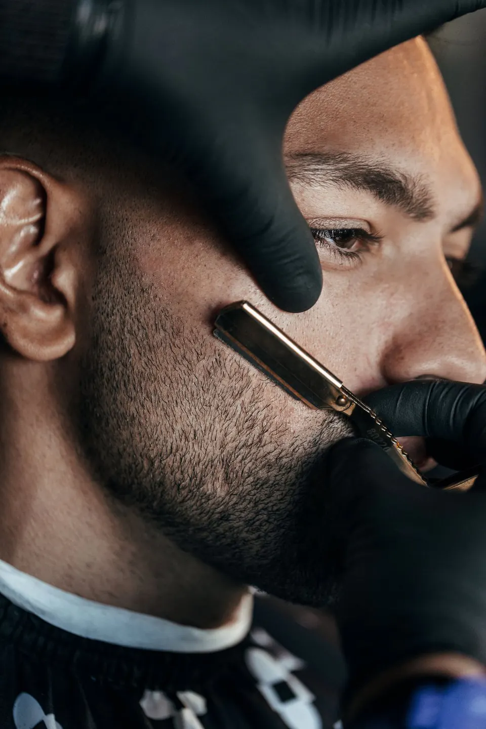 Perfilado de barba con navaja en The Barber Master