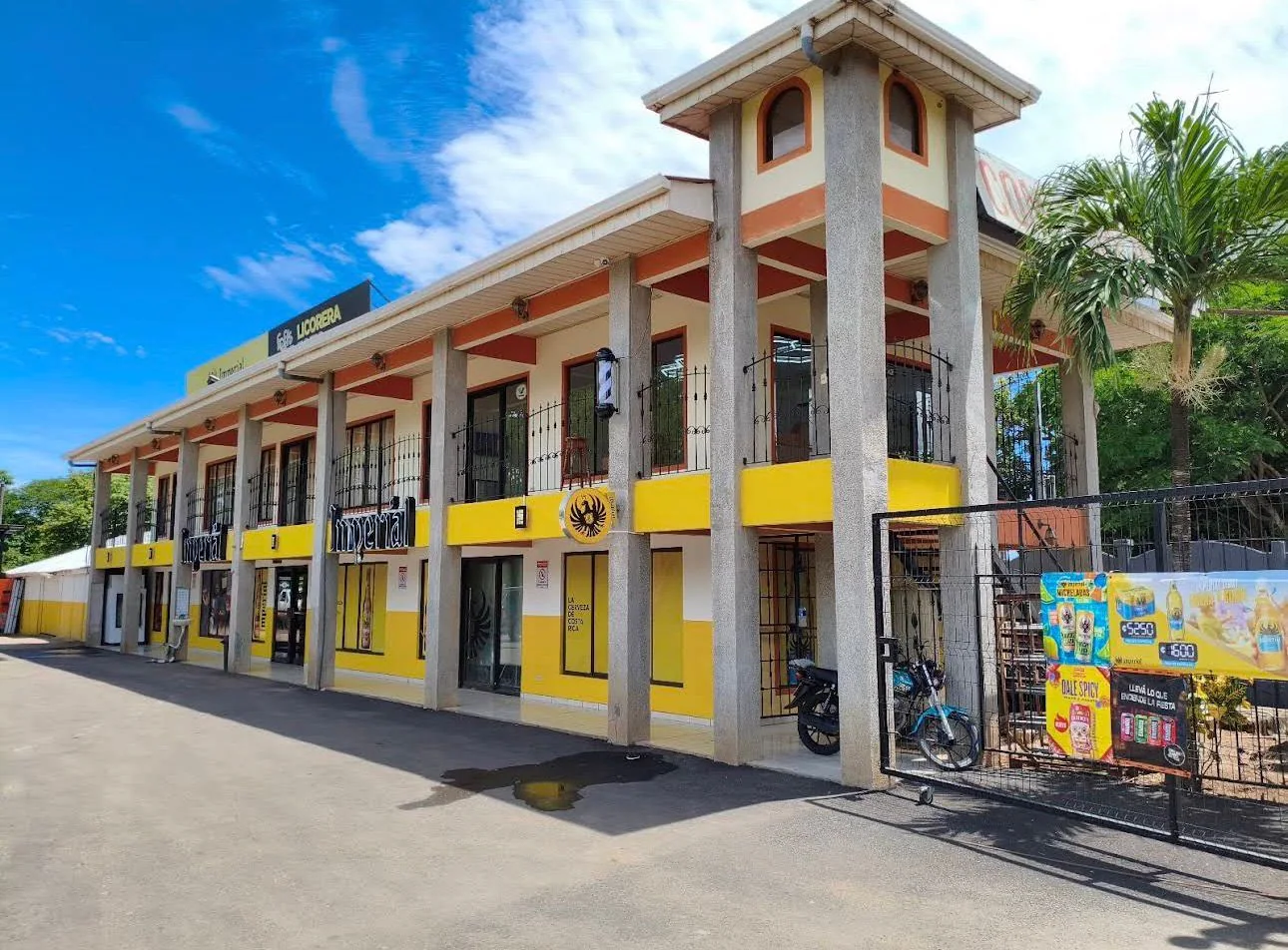 Fachada y ubicación de The Barber Master en Huacas