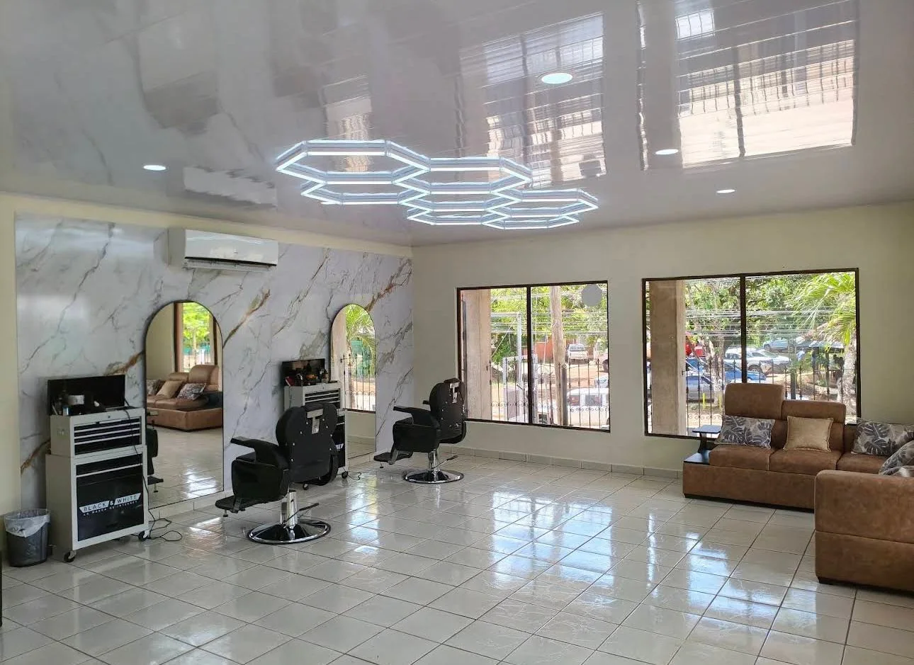 Interior amplio de The Barber Master en Huacas